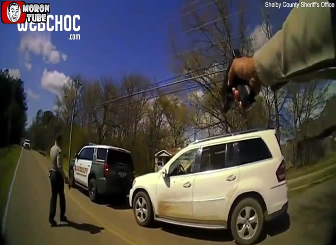Video :A mother is shot after brandishing a pistol at the cops (Warning - disturbing)
